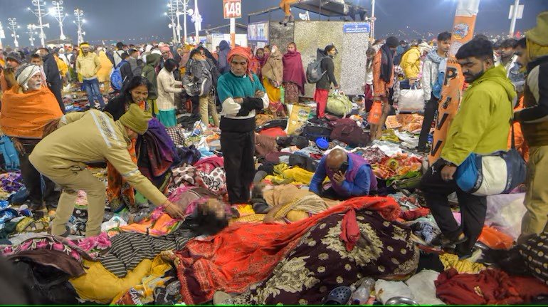 महाकुंभ में मृतकों के परिजनों की हालत: त्रिवेणी घाट पर भगदड़ के बाद की तस्वीर